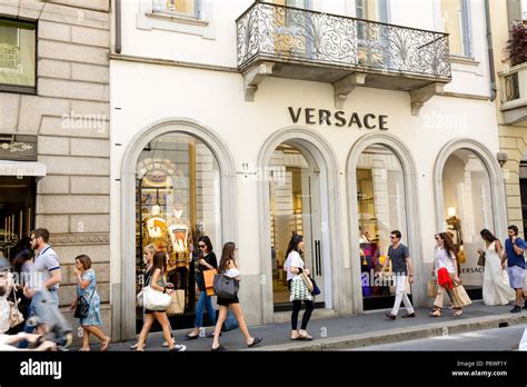 Shopping in Milan: Via Montenapoleone 